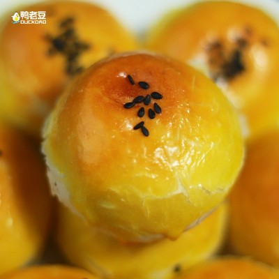 网红零食休闲小吃义家人源头工厂直供批发广西海鸭蛋红豆 味蛋黄酥图2