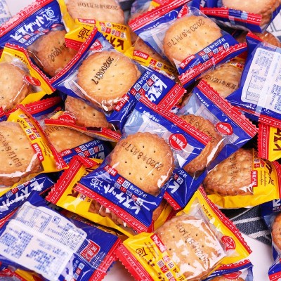 小圆饼干日式独立小包装椒盐海盐混合多口味追剧休闲零食整 箱批发图4